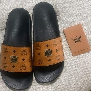 MCM Slides size 39 (9) runs small fits like a size 8